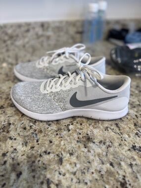Nike Flex: Women’s White and Gray Tennis Shoes (size 7)